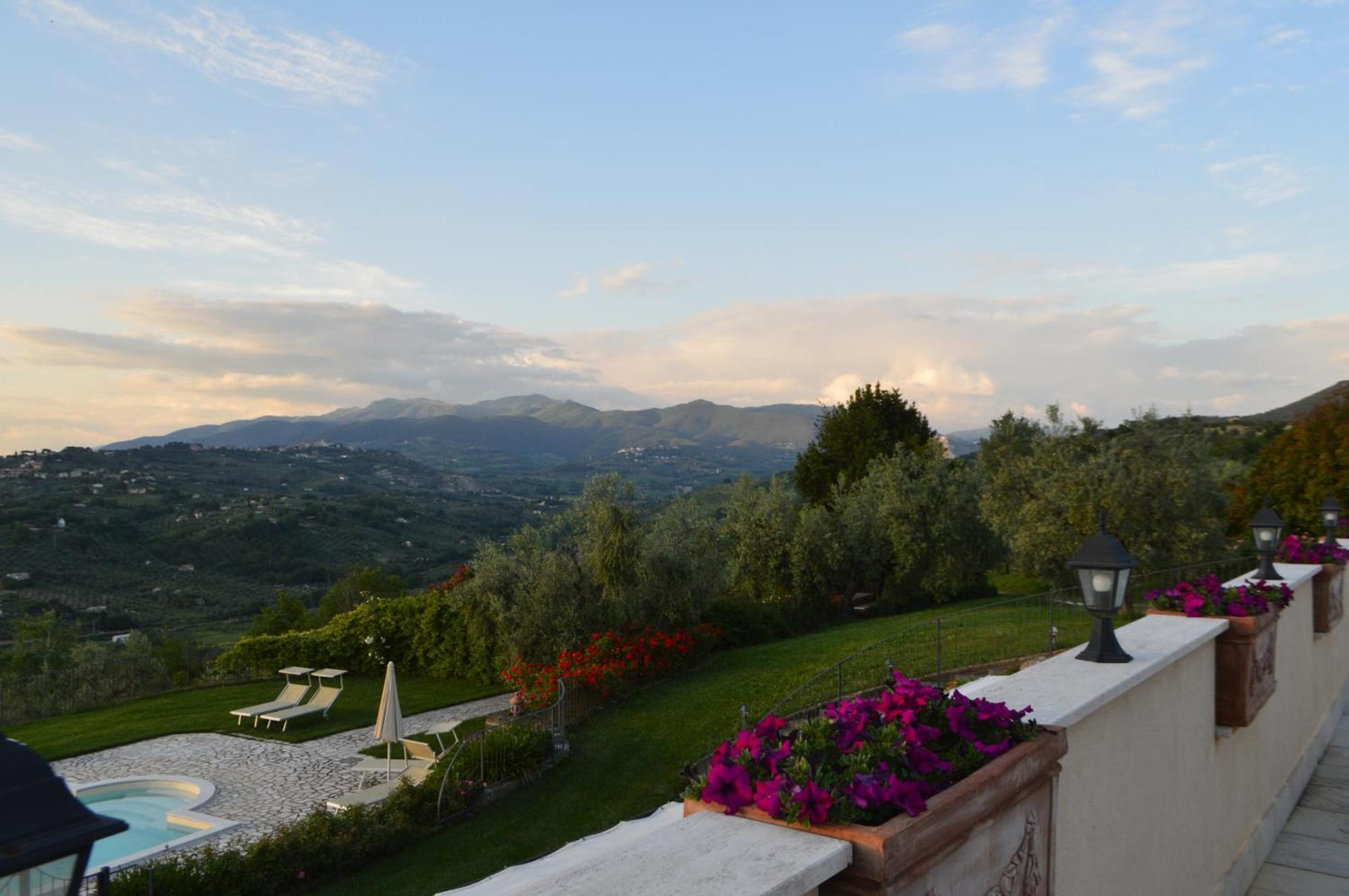 Villa Collebelvedere - Near Rome With Home Restaurant Fara in Sabina Eksteriør bilde